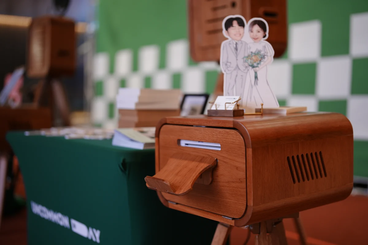 언커먼데이 포토부스 설치와 촬영·인화·방명록 운영 현장