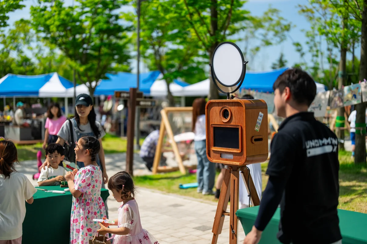 언커먼데이 포토부스 설치와 촬영·인화·방명록 운영 현장