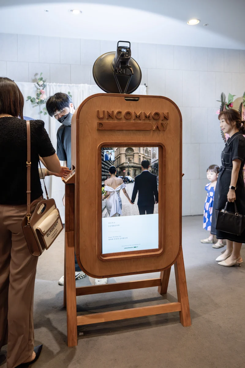 언커먼데이 포토부스 설치와 촬영·인화·방명록 운영 현장