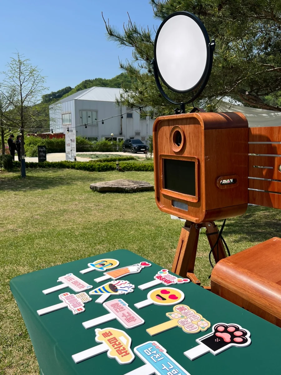 언커먼데이 포토부스 설치와 촬영·인화·방명록 운영 현장