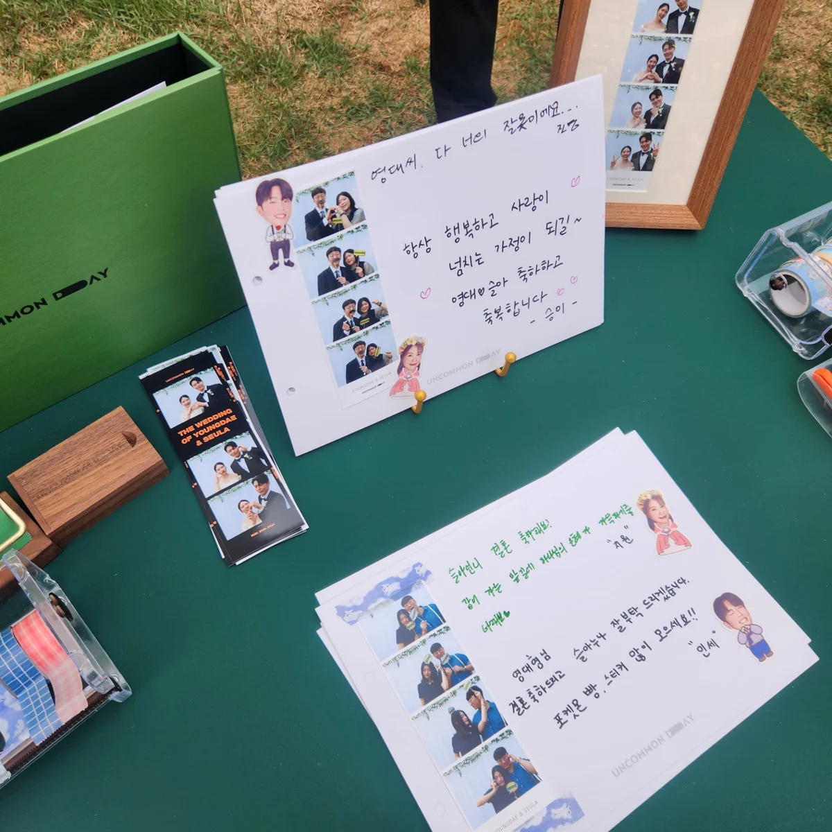 포토스티커와 인화 사진으로 꾸민 현장 테이블과 방명록