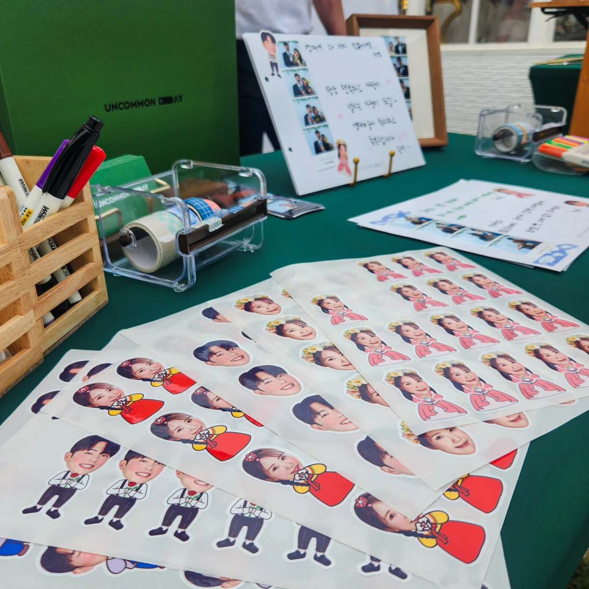 포토스티커와 인화 사진으로 꾸민 현장 테이블과 방명록