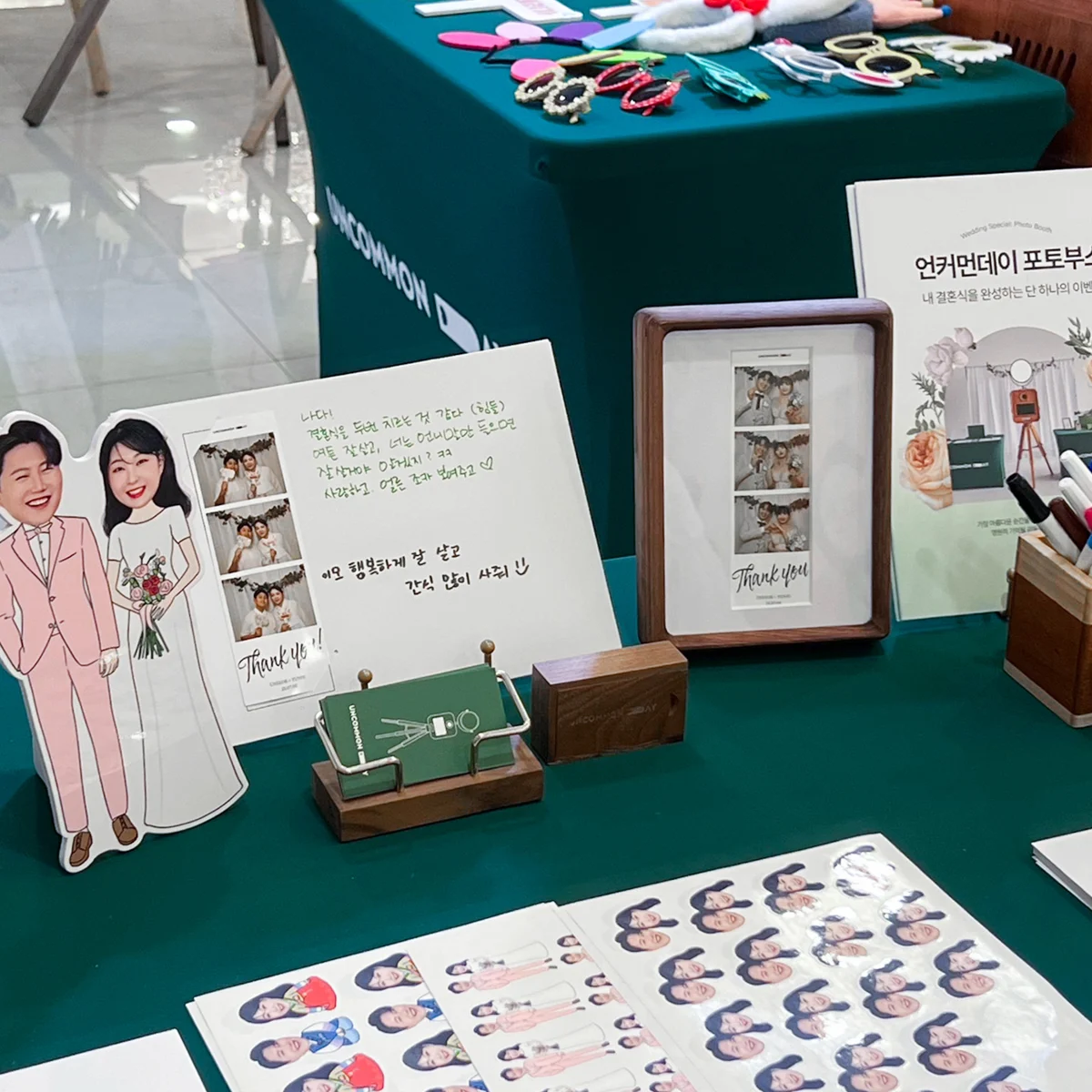 포토스티커와 인화 사진으로 꾸민 현장 테이블과 방명록